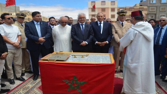 نزار البركة والوالي بيكرات ودحمان الدرهم يشرفون على وضع الحجر الأساس لمسجد الدرهم بالعيون