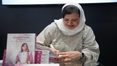 العويس تحتفي بصوت البدايات في معرض أبوظبي للكتاب تكريم يليق بريادة وطنية
