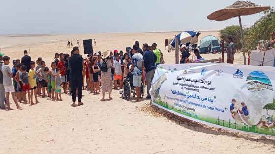 الداخلة.. مؤسسة King pélagique تنظم حملة تحسيسية بشاطئ النقطة الكيلومترية 25 بهدف توعية وتحسيس الأطفال بأهمية الحفاظ على نظافة شواطئ المدينة